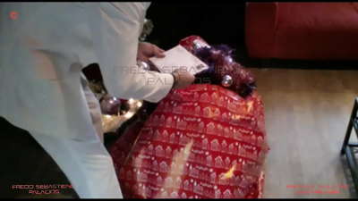 Модар, ман туҳфаи Мавлуди худро мӯи малламуй модарам бо хари калон девона дар бораи хурӯс гирифтам